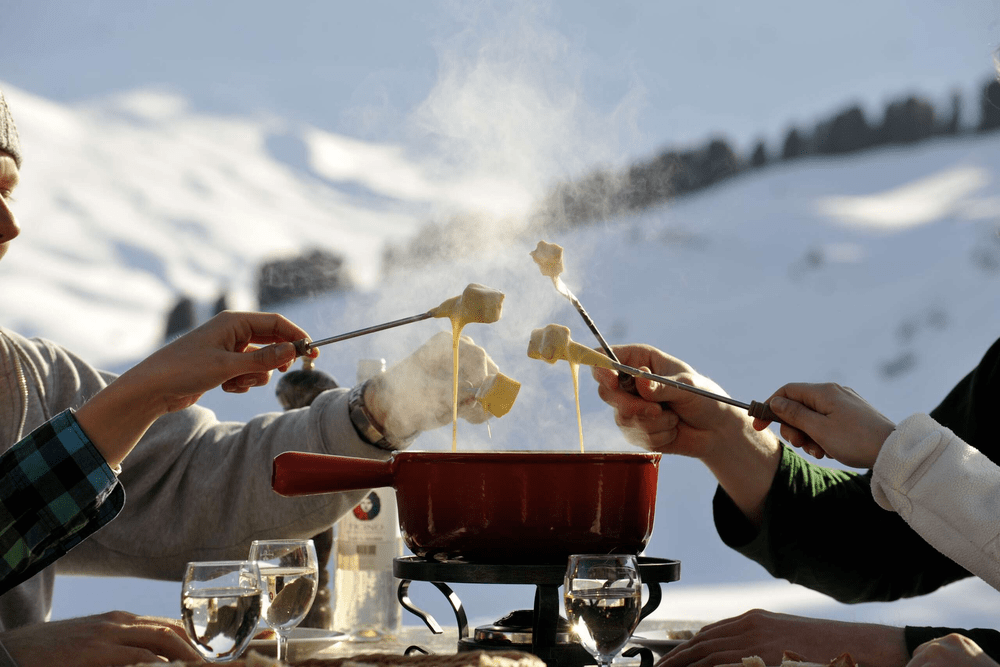 O que é o après-ski? | Snowonline 6 FONDUE NOS ALPES SUÍÇOS – ULLER